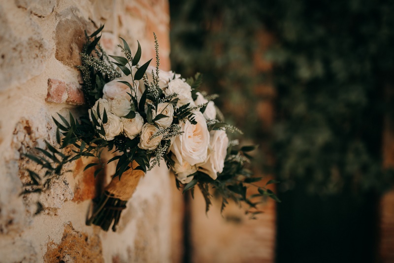 Bouquet sposa con ruscus, rosa ciprio, eriche bianche - wedding planner siena