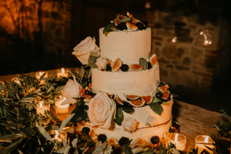 torta nuziale a più piani con fichi - - organizzazione matrimoni siena