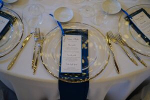 Dettagli blu menu e tovagliolo nella cena di matrimonio | wedding planner Siena Toscana