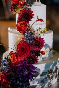 torta a più piani decorata con rose rosse e bacche | Organizzatrice eventi Siena
